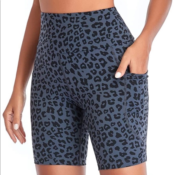 NEW! Yoga Biker Shorts High Waisted Pockets Zone Compression Gray Leopard Medium - Picture 4 of 11